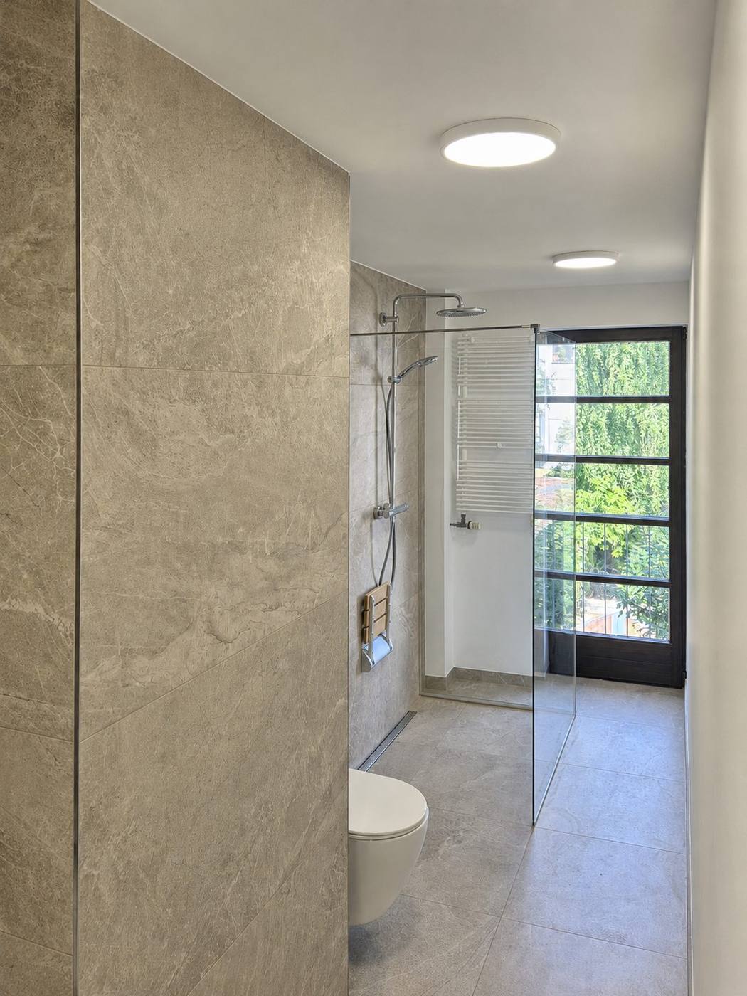 Fachgerechte Sanierung eines barrierefreien Badezimmers mit bodengleicher Walk-in-Dusche, Foto 5