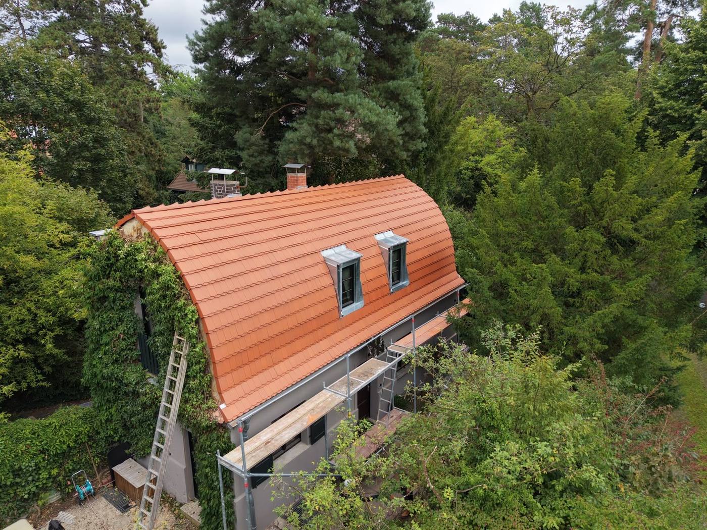 Neu eingedecktes Tonnendach mit Gauben