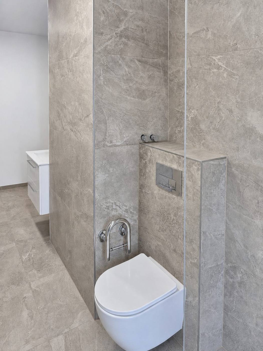 Fachgerechte Sanierung eines barrierefreien Badezimmers mit bodengleicher Walk-in-Dusche, Foto 7