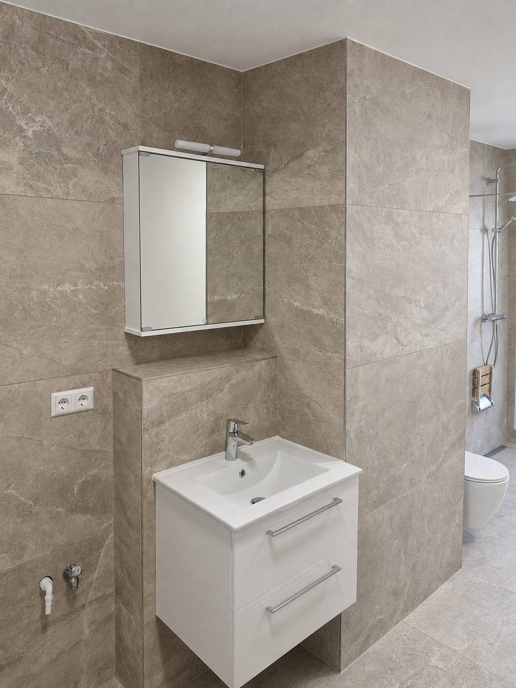 Fachgerechte Sanierung eines barrierefreien Badezimmers mit bodengleicher Walk-in-Dusche, Foto 8