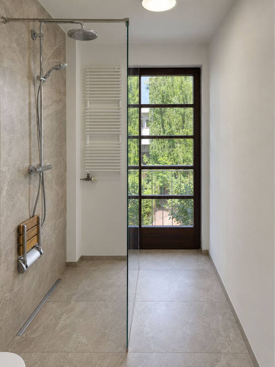 Fachgerechte Sanierung eines barrierefreien Badezimmers mit bodengleicher Walk-in-Dusche, Foto 2