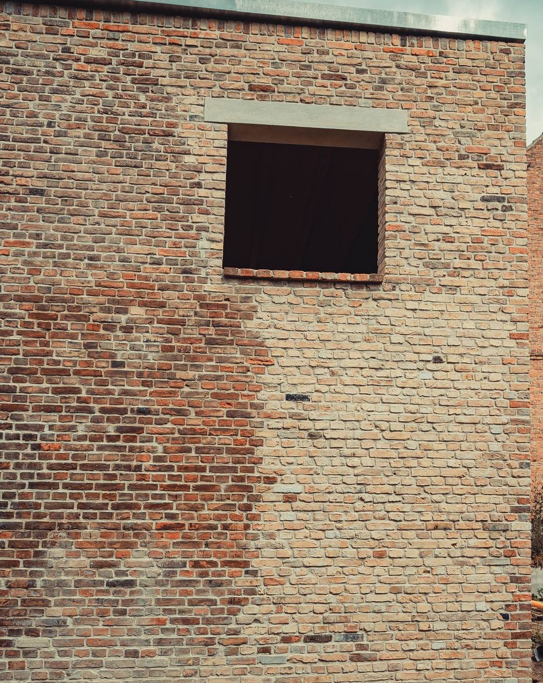 Historisches Mauerwerk mit ergänzten Steinen