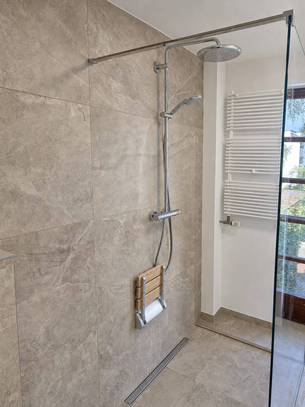 Fachgerechte Sanierung eines barrierefreien Badezimmers mit bodengleicher Walk-in-Dusche, Foto 3